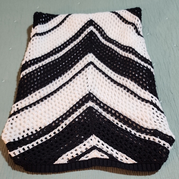 Black and White Chevron Knit Midi Dress - Picture 5 of 8